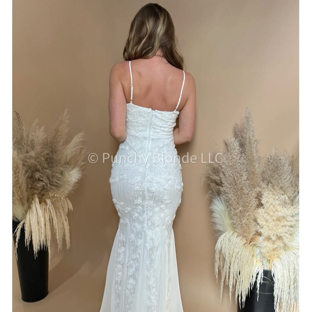 Elegant White Lace Wedding Gown - Picture 2 of 4